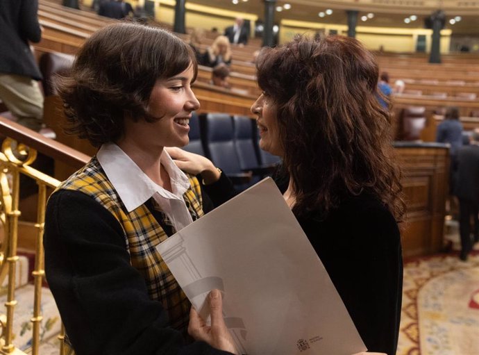 Archivo - La diputada del PSOE Andrea Fernández (i) y la ministra de Igualdad, Ana Redondo en una sesión plenaria