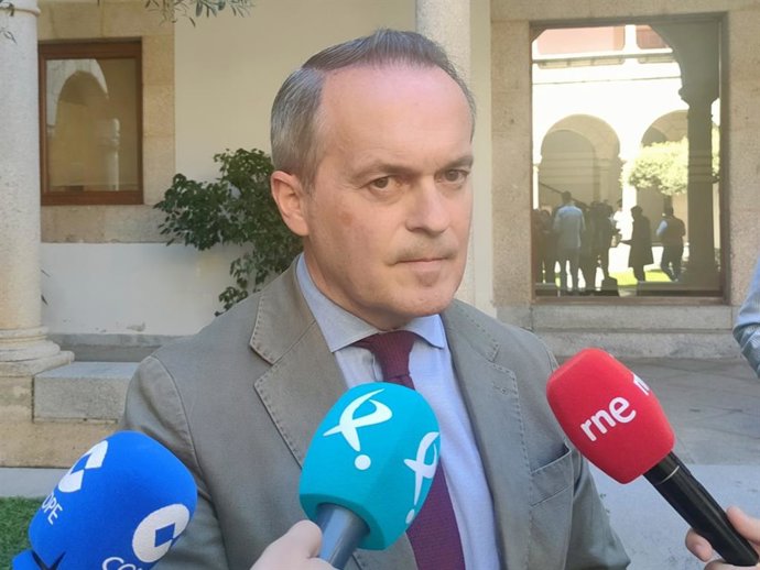 El consejero de Infraestructuras, Transporte y Vivienda, Manuel Martín Castizo, atiende a los medios de comunicación en Presidencia de la Junta.