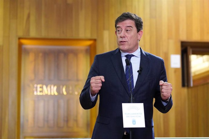 El portavoz parlamentario del PSdeG, José Ramón Gómez Besteiro, interviene ante los medios tras el discurso de investidura de Alfonso Rueda