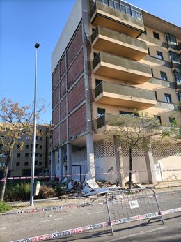 Edificio de la calle Córdoba en Cáceres que sufrió el derrumbe del revestimiento de la fachada lateral