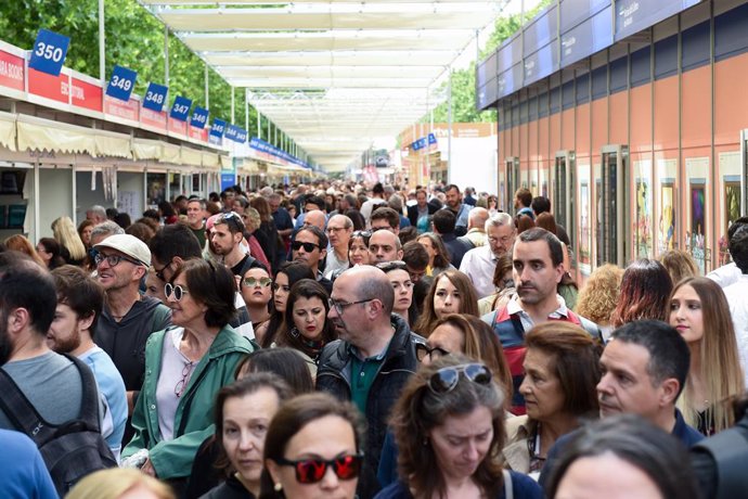 Archivo - Numerosas personas asisten al segundo día de la Feria del Libro de Madrid 2023, en el Parque del Retiro, a 27 de mayo de 2023. en Madrid (España). Esta 82 edición de la feria se celebra bajo el lema 'Somos de Ciencias y de Letras', motivo por el