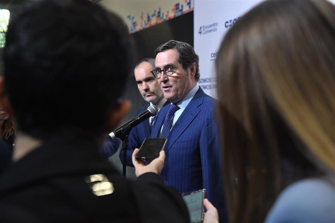 El presidente de la CEOE, Antonio Garamendi, ofrece declaraciones a los medios a su llegada al IV Encuentro del Comercio de CEOE, en el Auditorio de Mutua Madrileña, a 9 de abril de 2024, en Madrid (España). La Comisión de Competitividad, Comercio y Con
