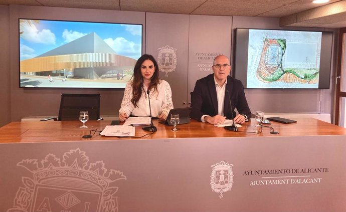 Los portavoces adjuntos del equipo de gobierno del Ayuntamiento de Alicante, Ana Poquet y Manuel Villar.
