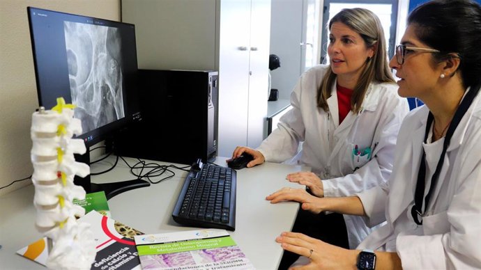 Las especialistas en Reumatología y en Medicina Física y Rehabilitación, Marta Llanes y María Redondo, respectivamente, del Hospital Universitario Juan Ramón Jiménez