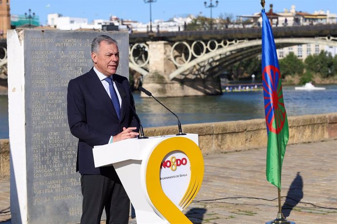 El alcalde de Sevilla, José Luis Sanz, durante la conmemoración del Día Internacional del Pueblo Gitano.