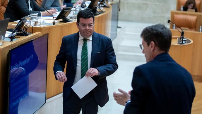 El portavoz del Gobierno riojano, Alfonso Domínguez, en un pleno parlamentario