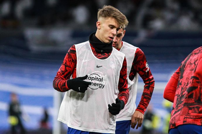 Archivo - El centrocampista del Atlético de Madrid Pablo Barrios, en un calentamiento. 