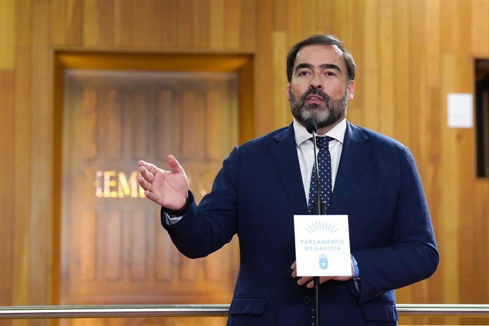 El portavoz del PP en el Parlamento de Galicia, Alberto Pazos,  interviene durante el segundo debate de investidura, en el Parlamento gallego, a 9 de abril de 2024, en Santiago de Compostela, A Coruña, Galicia (España). Rueda será investido por segunda 