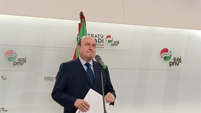 El presidente del EBB del PNV, Andoni Ortuzar, lee el comunicado del EBB por el fallecimiento ayer del lehendakari José Antonio Ardanza. En la sede de Sabin Etxea del PNV en Bilbao