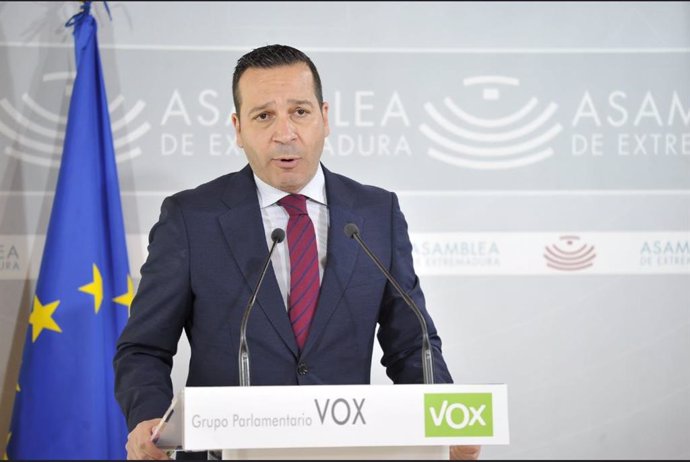 El portavoz del Grupo Parlamentario Vox, Óscar Fernández Calle, en rueda de prensa