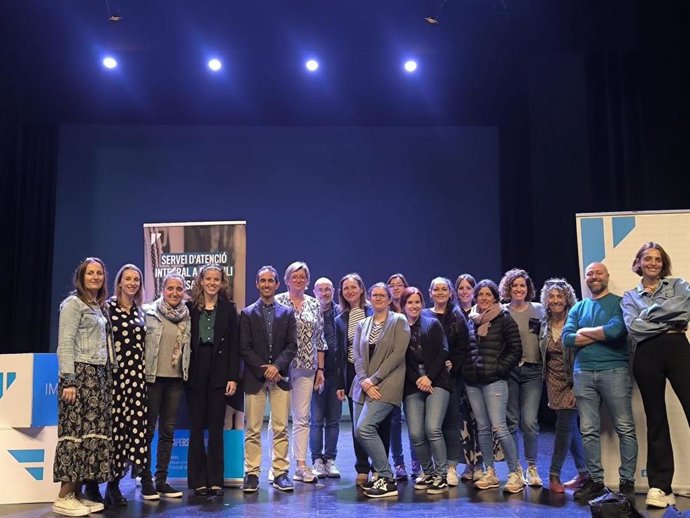 El conseller insular de Bienestar Social y presidente del Instituto Mallorquí de Asuntos Sociales, Guillermo Sánchez, junto a los representantes del Servicio de Atención Integral de Domicilio (SAID) en la celebración de su séptimo aniversario.