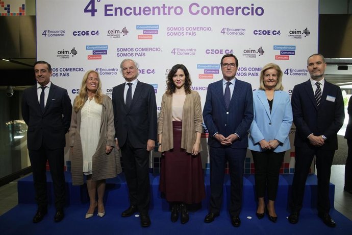 Los presidentes de CEOE, Antonio Garamendi, y de CEIM, Miguel Garrido; la presidenta de la Comunidad de Madrid, Isabel Díaz Ayuso; el presidente de EuroCommerce, Juan Manuel Morales; y el presidente de la C4, Ricard Cabedo, en encuentro Comercio CEOE-C4.