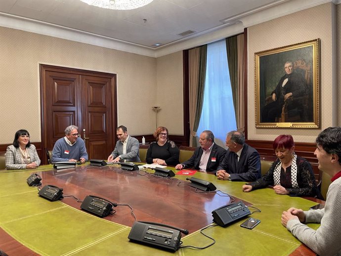 Reunión del coordinador de IU Andalucía, Toni Valero, con cargos públicos de IU en Extremadura, Castilla y León y Asturias, para coordinar el impulso de iniciativas sobre el Tren de la Ruta de la Plata desde el Congreso y los parlamentos autonómicos.