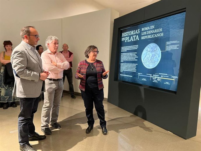 Inauguración de la exposición 'Historias en plata'.