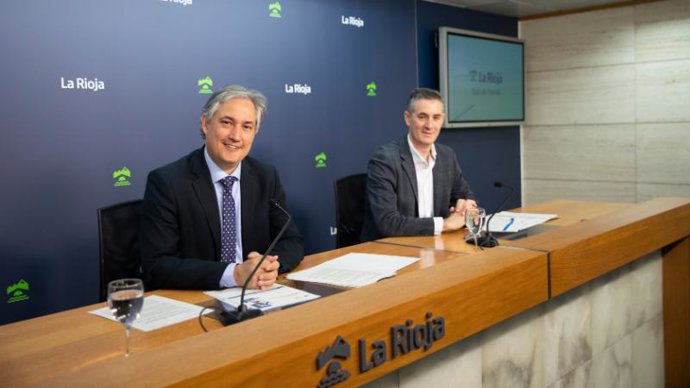 El consejero de Cultura, Turismo, Deporte y Juventud, José Luis Pérez Pastor, y el director general de Deporte y Juventud, Diego Azcona, han presentado la convocatoria de hasta cuarenta becas dirigidas a la comunidad deportiva de La Rioja