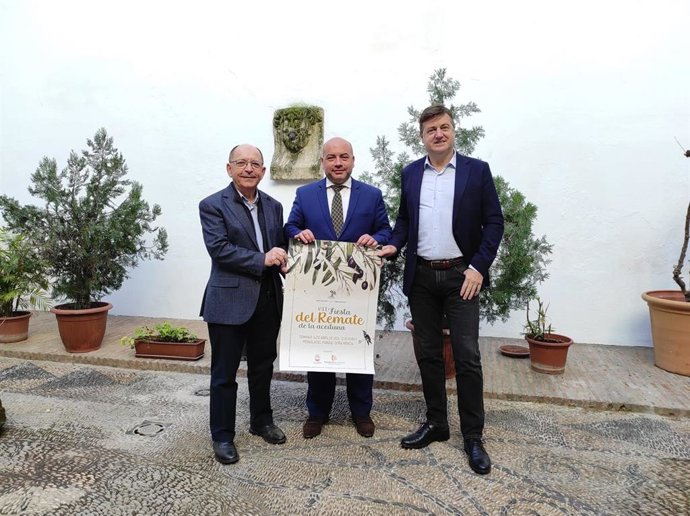 El delegado de Cultura de la institución provincial, Gabriel Duque (centro), en la presentación de la VII Fiesta del Remate de las Aceitunas de Doña Mencía.