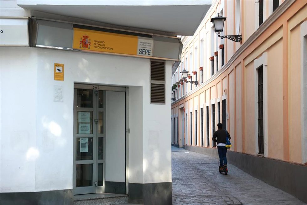 Archivo - Una oficina de empleo en Sevilla (Andalucía)
