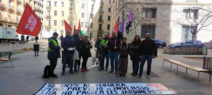 Trabajadores de Parcs i Jardins de Barcelona protestan delante del Ayuntamiento.