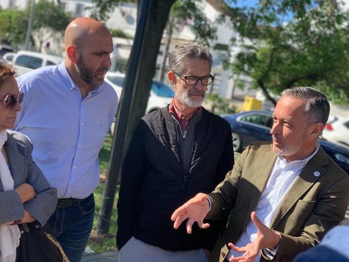 El número 2 del PSOE de Sevilla, junto al portavoz socialista en el Consistorio de Tomares y otro dirigente de la formación.