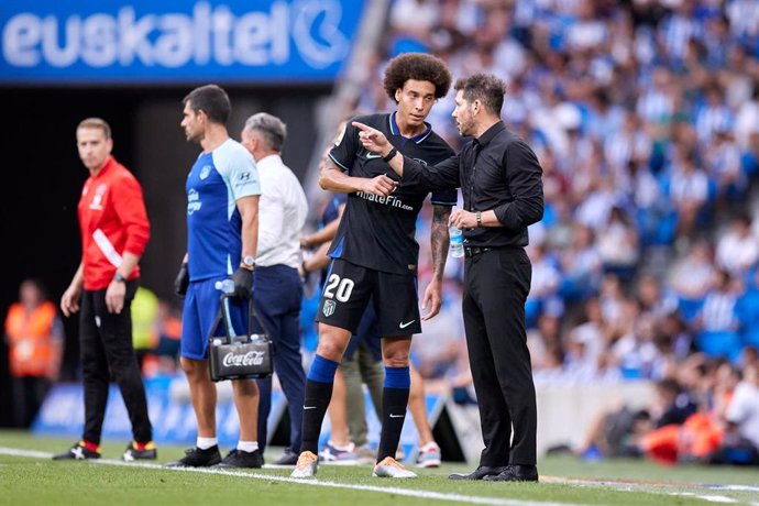 Archivo - Axel Witsel conversa con su entrenador en el Atlético de Madrid, Diego Pablo Simeone.