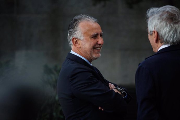 El ministro de Política Territorial, Ángel Víctor Torres, a su llegada a la inauguración de la exposición 'Luis Martín-Santos. Tiempo de libertad', en la Biblioteca Nacional, a 4 de abril de 2024, en Madrid (España). La muestra presenta de manera visual s