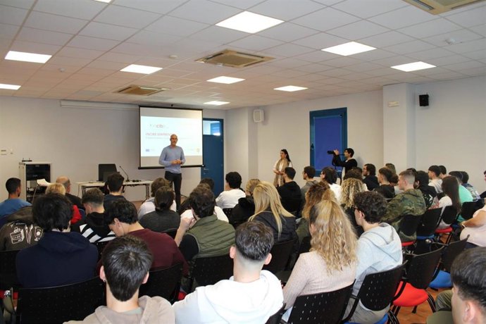 Estudiantes de Alcalá reciben formación de emprendimiento y ciberseguridad con el programa 'Incibe Emprende'.