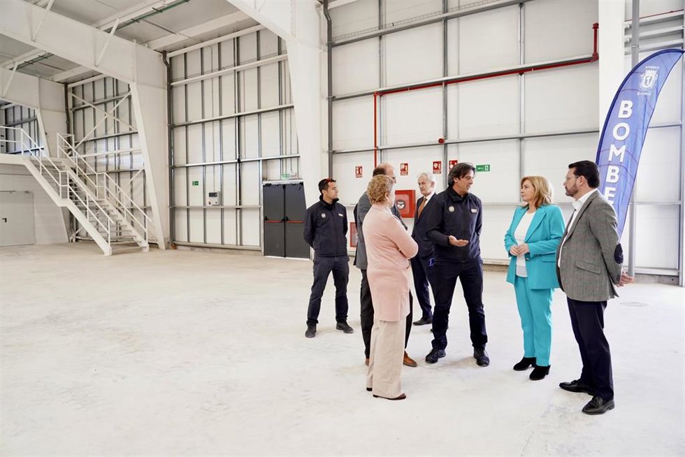 La vicealcaldesa de Madrid, Inma Sanz, en el nuevo centro logístico de Bomberos en Villa de Vallecas
