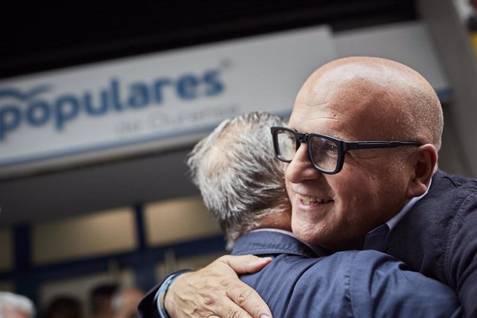 Archivo - El presidente provincial del PP, Manuel Baltar (d), a su llegada a presidir la Xunta Directiva del PPdeOU, a 29 de mayo de 2023, en Ourense, Galicia (España). El Partido Popular no logró ayer recuperar la mayoría absoluta en la Diputación de Our