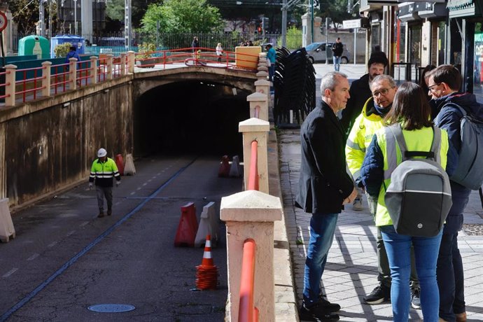 El concejal de Urbanismo y Vivienda del Ayuntamiento de Valladolid, Ignacio Zarandona, a la derecha en la acera, con el túnel de Labradores ya cortada.