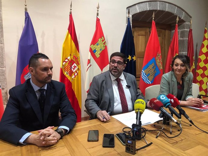 Alcalde de Ávila, Jesús Manuel Sánchez Cabrera; portavoz del equipo de Gobierno, José Ramón Budiño; y Ángela  García Almeida, teniente alcalde de Administración Local