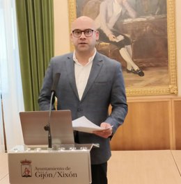Archivo - El portavoz de la Junta de Gobierno Local de Gijón, Jesús Martínez Salvador (Foro), en rueda de prensa en el Consistorio gijonés. (Archivo)