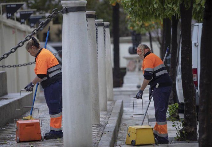 Archivo - Dos trabajadoras de Lipasam. Imagen de archivo.