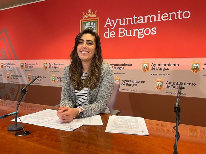 La presidenta de la Gerencia Municipal, Andrea Ballesteros, durante la presentación de la memoria de actividad de los planes municipales de Servicios Sociales en Burgos