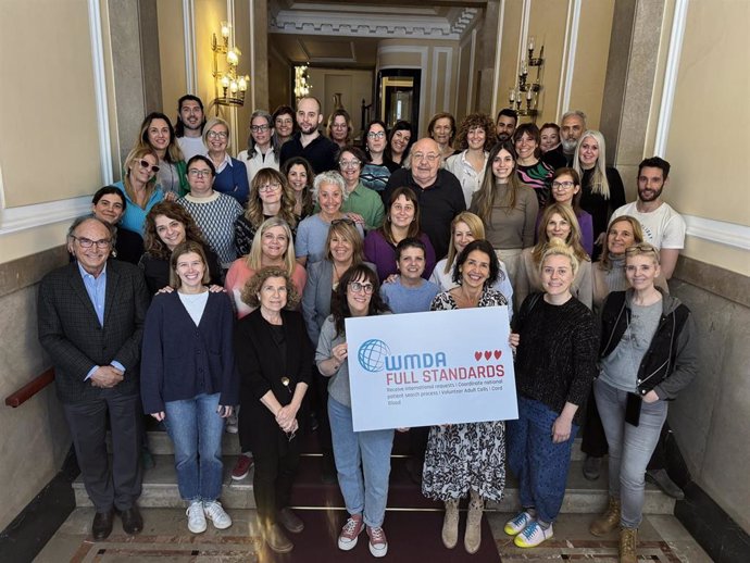 Equipo de la Fundación Josep Carreras contra la Leucemia posa con la certificación de calidad del REDMO