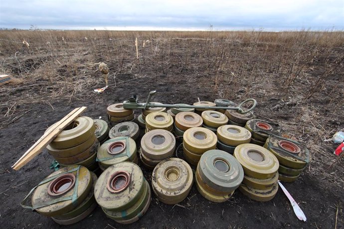 Archivo - October 24, 2023, Kharkiv Region, Ukraine: KHARKIV REGION, UKRAINE - OCTOBER 24, 2023 - Anti-tank mines found by a consolidated squad of the Explosives Service of Ukraine are stacked on the ground during demining works in Kharkiv Region, northea