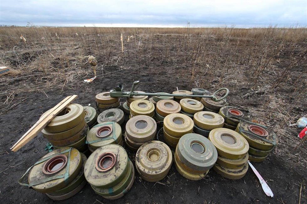 Archivo - October 24, 2023, Kharkiv Region, Ukraine: KHARKIV REGION, UKRAINE - OCTOBER 24, 2023 - Anti-tank mines found by a consolidated squad of the Explosives Service of Ukraine are stacked on the ground during demining works in Kharkiv Region, north
