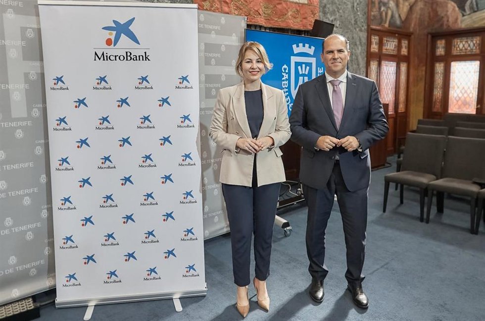 La consejera de Comercio y Apoyo a la Empresa del Cabildo de Tenerife, Krysten Martín; el director territorial de CaixaBank en Canarias, Manuel Afonso
