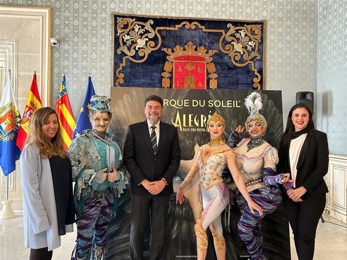 El alcalde de Alicante, Luis Barcala, la concejala de Cultura, Nayma Beldjilali, y la International Marketing Manager - Touring Show Division de Cirque du Soleil, Cristina Moreno, y tres de los artistas de la compañía.