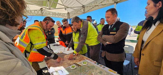 La Junta prueba la respuesta en caso de incendio forestal en un simulacro en La Puebla del Río (Sevilla).