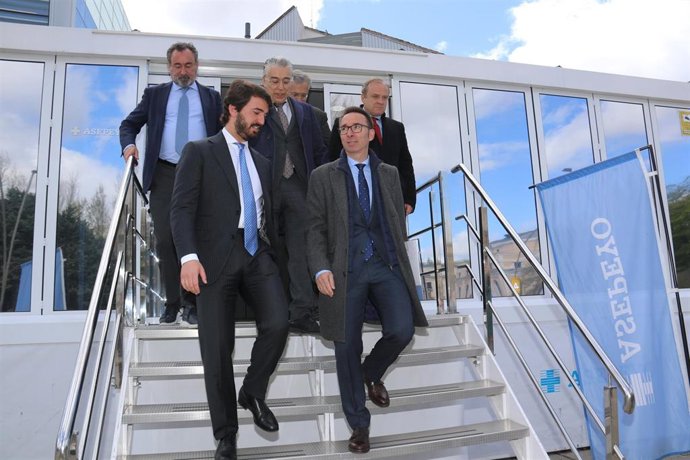 Gallardo en la visita a la caseta de Asepeyo.