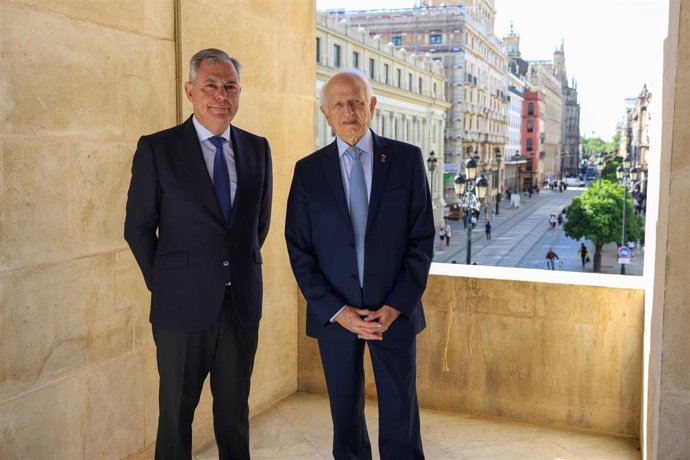 El alcalde de Sevilla, José Luis Sanz, junto al consejero del Rey de Marruecos, André Azoulay.