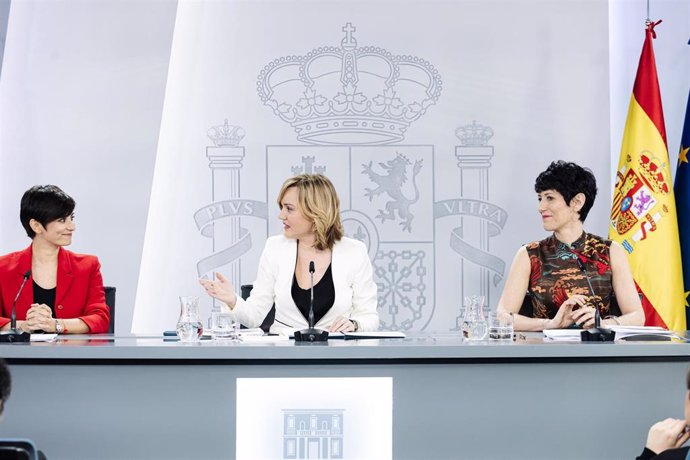 (I-D) La ministra de Vivienda y Agenda Urbana, Isabel Rodríguez; la ministra Portavoz, Pilar Alegría, y la ministra de Inclusión, Seguridad Social y Migraciones, Elma Saiz, durante una rueda de prensa posterior a la reunión del Consejo de Ministros. 