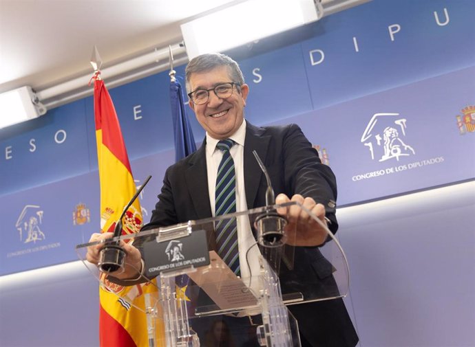 El portavoz del PSOE en el Congreso, Patxi López, durante una rueda de prensa posterior a la reunión de Junta de Portavoces, en el Congreso de los Diputados, a 9 de abril de 2024, en Madrid (España).