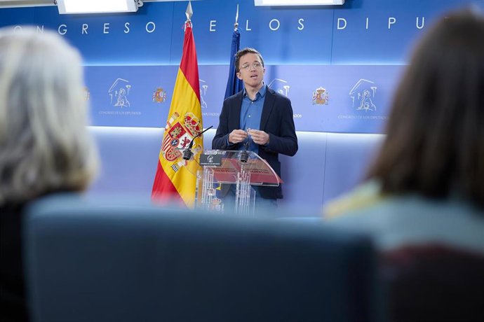 El líder de Más País, Iñigo Errejón, durante una rueda de prensa anterior a la reunión de la Junta de Portavoces, a 2 de abril de 2024, en Madrid (España).
