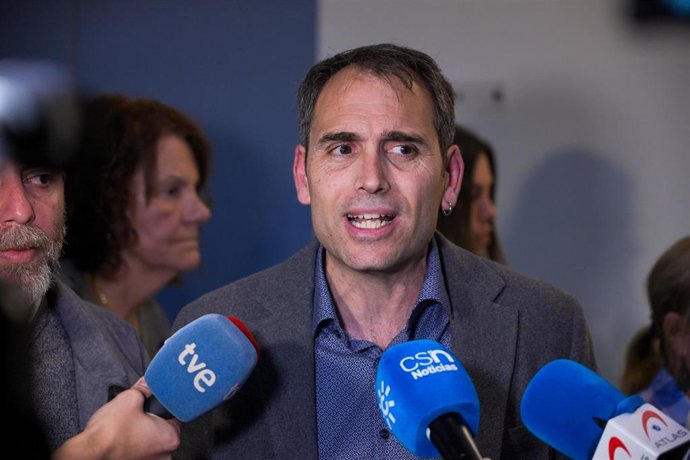El coordinador de IU Andalucía y diputado de Sumar en el Congreso, Toni Valero, atiende a los medios en una foto de archivo.