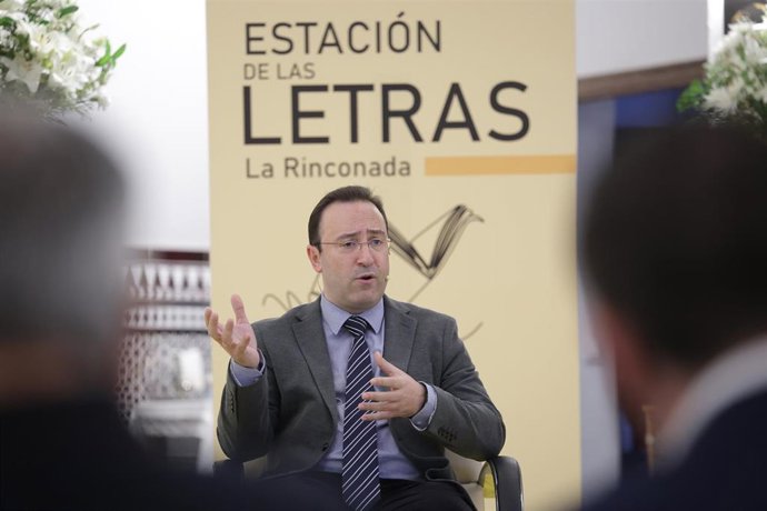 El periodista y escritor Antonio Puente Mayor en Estación de las Letras de La Rinconada (Sevilla).