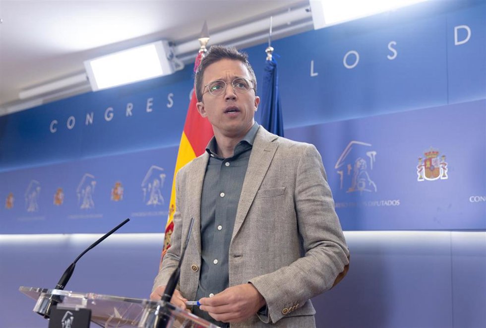 El portavoz de Sumar en el Congreso, Íñigo Errejón, durante una rueda de prensa anterior a la Junta de Portavoces, en el Congreso de los Diputados, a 19 de marzo de 2024, en Madrid (España).