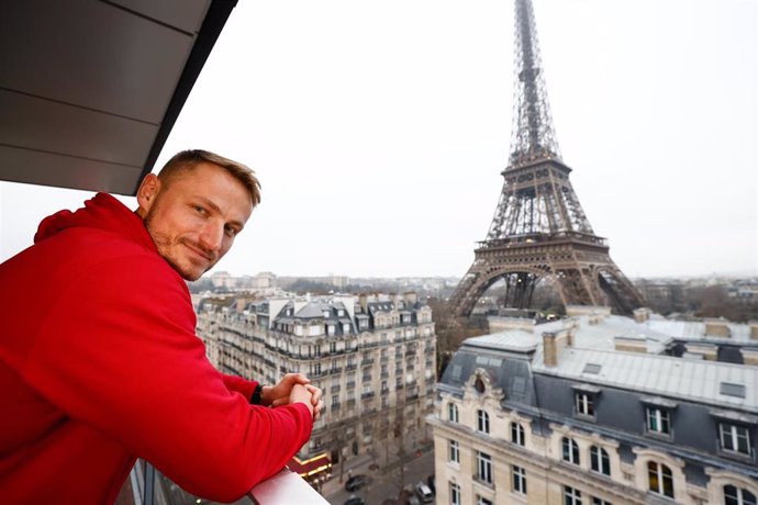 Archivo - Marcus Cooper poses for photo in front of Eiffel Tower during the visit of the Iberia Team “Talento “a Bordo to Paris less than two hundred days before the start of the Paris 24 Olympic Games on January 13, 2024 in Paris, France.