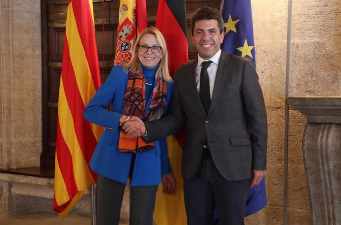 El president de la Generalitat, Carlos Mazón, recibe a la embajadora de Alemania, Margarete Gosse.