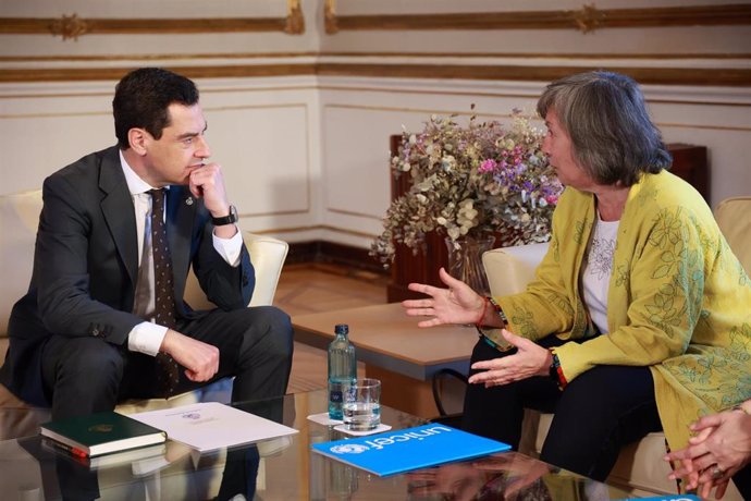 El presidente de la Junta de Andalucía, Juanma Moreno, se reúne en San Telmo con Claudia Zafra Mengual, presidenta de Unicef Andalucía.